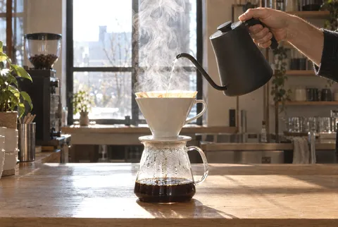 Kỹ thuật pour-over thủ công chiết xuất hương hoa quả tự nhiên